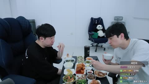 주륵주륵르르 - [클립]끠끼: 왕사남 저 못봤는데 김동하: 저희끼리 보...