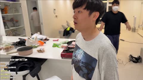 야바 - 깨박이) 뭐하는 거야 봉준씨? / 봉준) 나 오늘 휴방이니깐 나가...