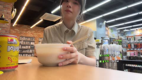 야바 - [클립]편의점에서 라면 먹다가 감사 리액션 해주는 안녕수야