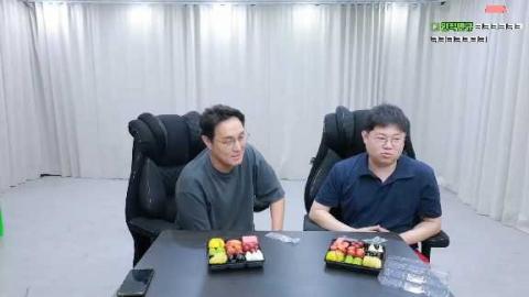 으악민초다 - 추멘) 홍타쿠 길거리에서 장난감 팔던새끼가