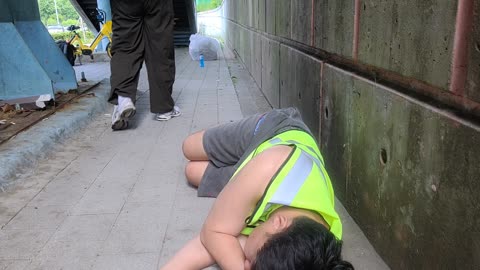 야바 - [강남 ~ 용현동 국토] 길에서 눕방하다가 개미한테 물린 철구