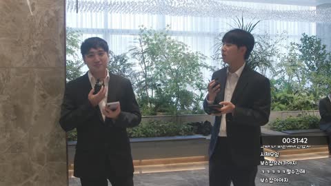 주륵주륵르르 - [클립]오아 결혼식 인터뷰하러 등장한 견자희
