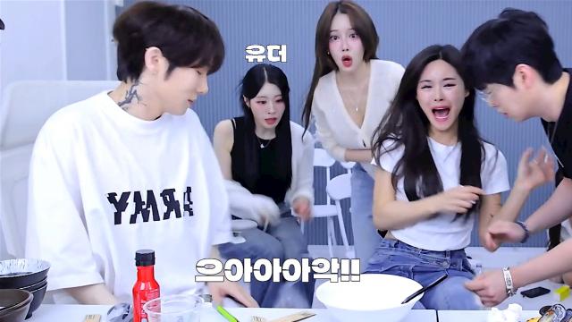 [더케이] 귀뚜라미 피하느라 살려고 뛰는 유더 ㅋㅋ 죽겠다 ㅋㅋㅋㅋ