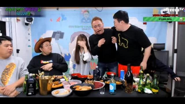 지붕위소희 날라감