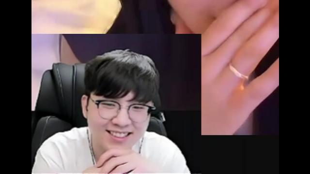 수이콘 보는 준수표정